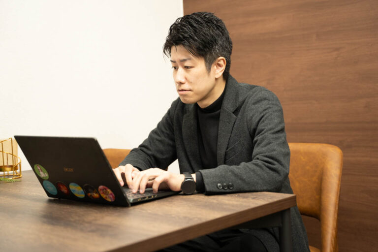 パソコンで仕事をする小長谷直登