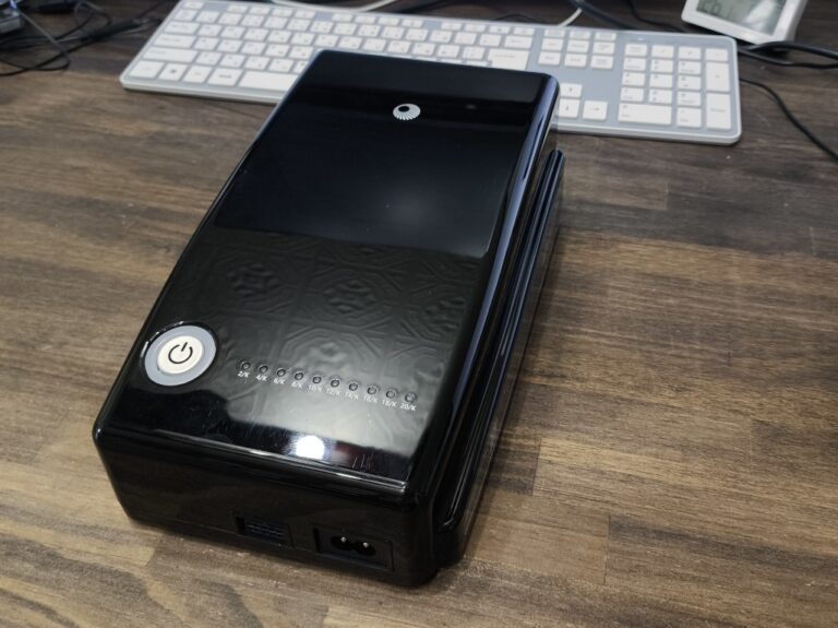 フォトンビームの本体。素材はプラスチックだと思われるが、ピアノブラック調の高級感がある