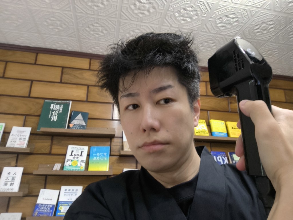 フォトンビームを顔に照射する小長谷