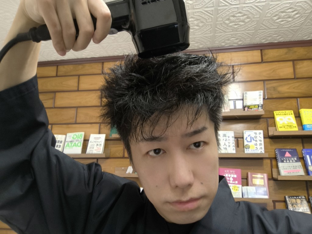 フォトンビームを頭に照射する小長谷